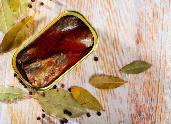 Консервована морська риба, філе скумбрії в томаті, що подається з перцем і лавровим листям — стокове фото