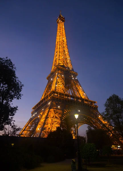 Eiffelova věž na pozadí západu slunce — Stock fotografie