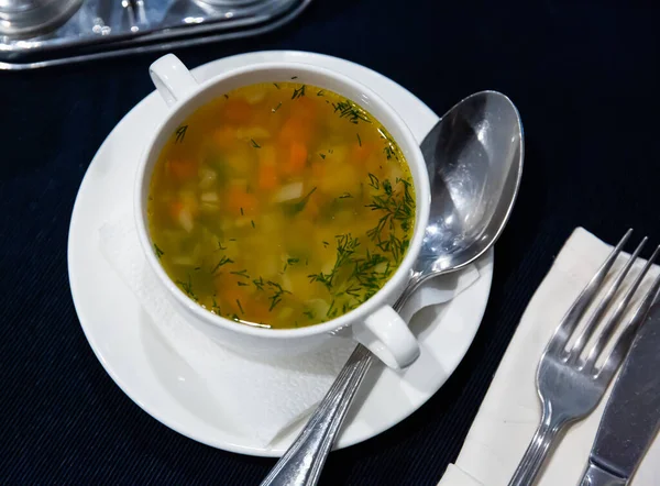 Gemüsesuppe in Fleischbrühe serviert in weißer Terrine — Stockfoto