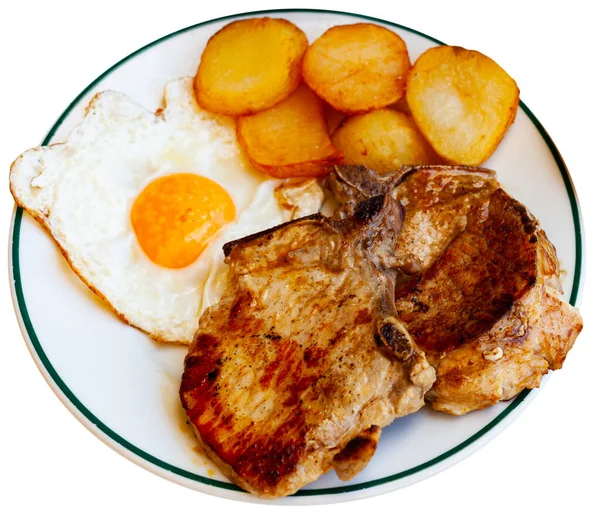 Πιάτο με έτοιμα φαγητά χοιρινή μπριζόλα με πατάτες και τηγανητό αυγό — Φωτογραφία Αρχείου