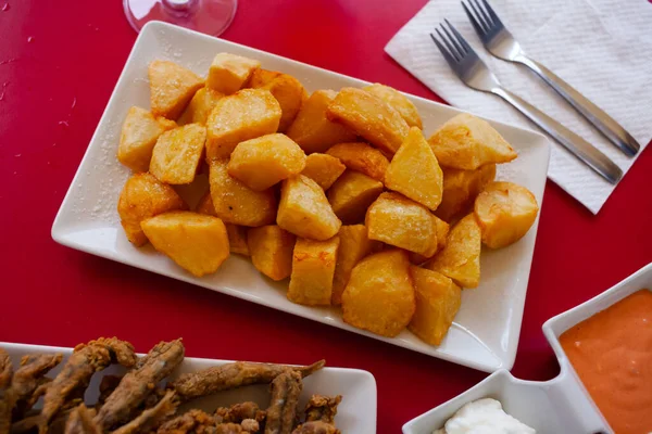 Plato español Patatas bravas con salsa picante — Foto de Stock