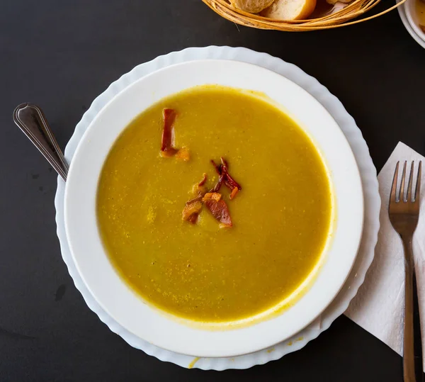 Krémová polévka ze zeleniny zdobená plátky citronu — Stock fotografie