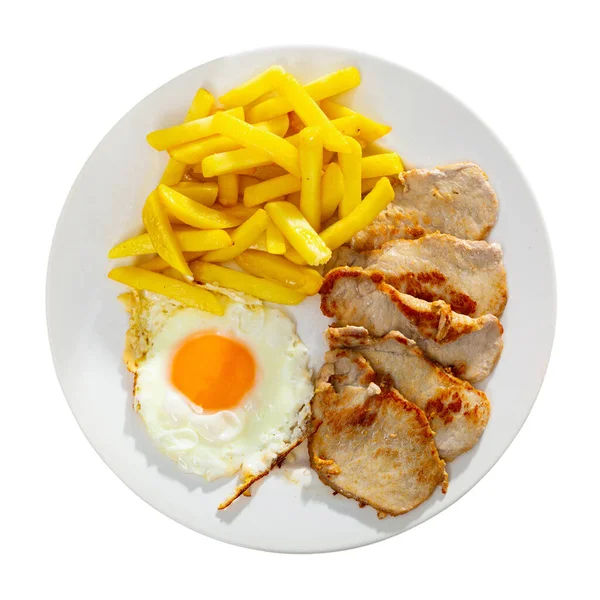 Primer plano de cerdo a la parrilla con patatas fritas y huevo servido —  Fotos de Stock