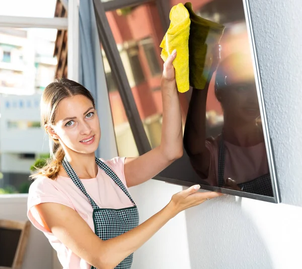 Woman washing TV screen — Stock Photo, Image