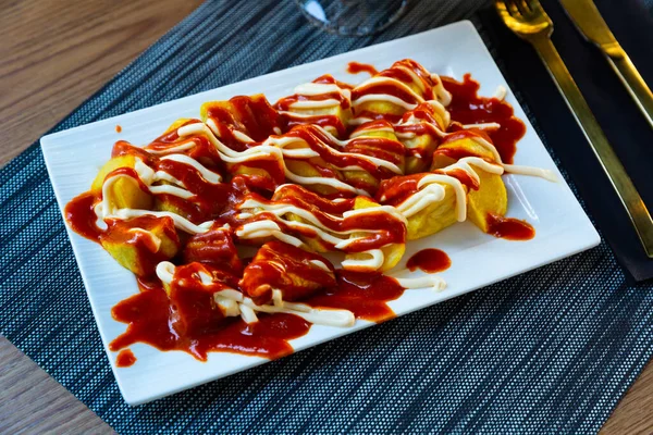 Spanish dish Patatas bravas with hot sauce — Stock Photo, Image