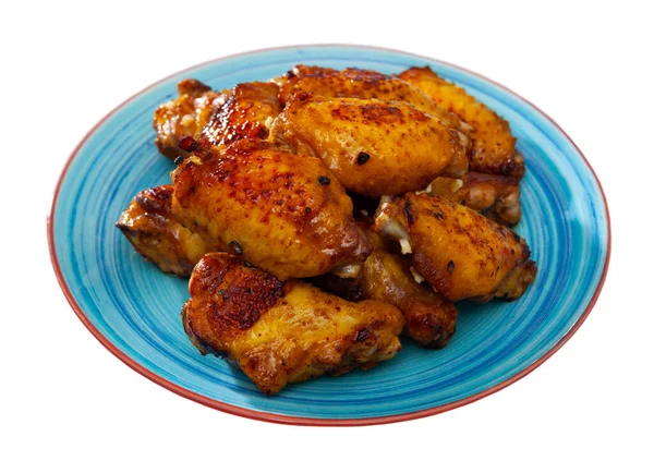 Alitas de pollo fritas con corteza dorada servidas con en el plato —  Fotos de Stock