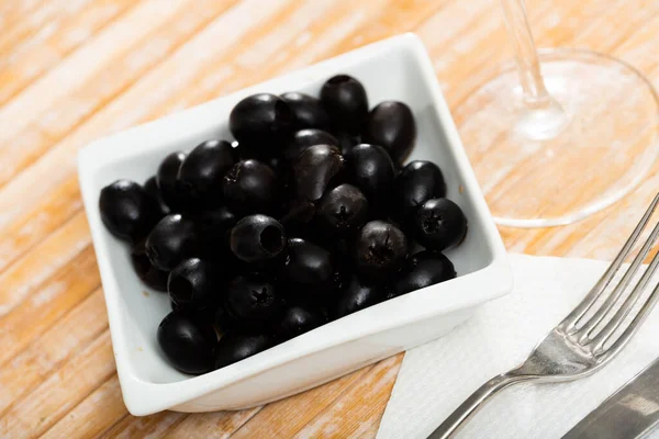 Тарілка зі смачними чорними маслинами — стокове фото