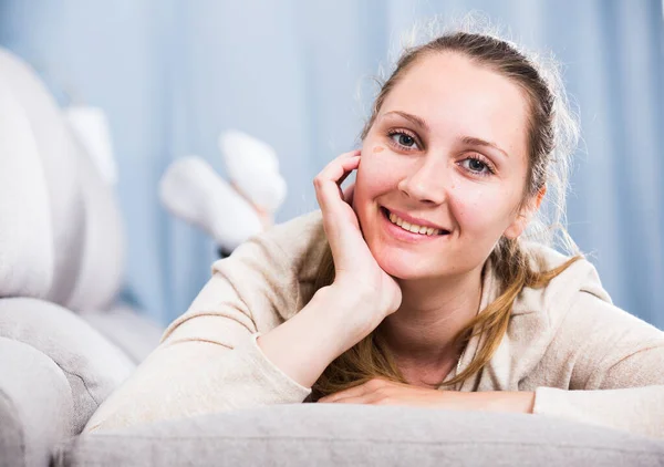 Mujer posando juguetonamente — Foto de Stock