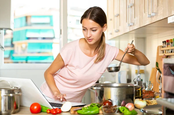 Mujer buscando receta en Internet —  Fotos de Stock