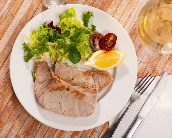 Zblízka středomořský tuňákový steak na talíři na ubruse — Stock fotografie