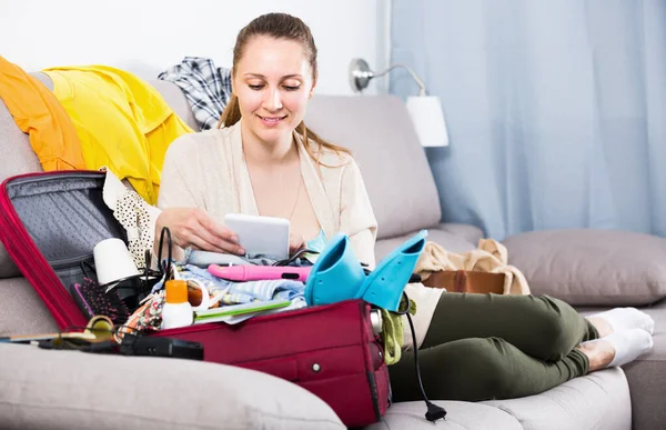 Giovane donna che paga con carta di credito in internet store — Foto Stock