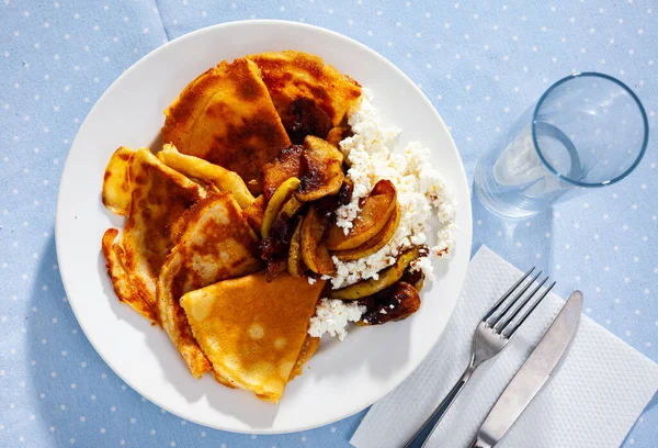 Pfannkuchen mit Quark auf weißem Teller zum Frühstück — Stockfoto