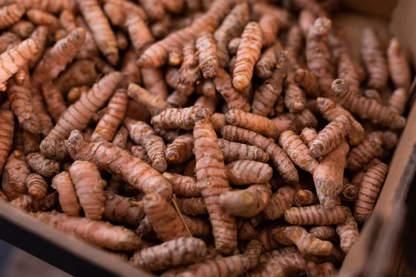 Dried turmeric rhizomes in cardboard box for sale — Stock Photo, Image