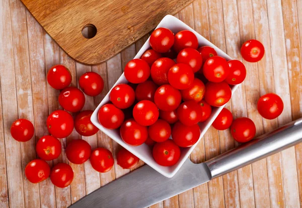 Tomates cerises bio fraîches sur table en bois — Photo