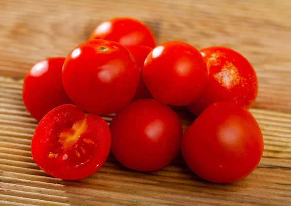 Foto de tomate cereja amontoado na mesa — Fotografia de Stock