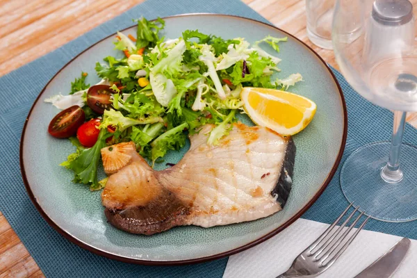 Filete de pescado de tiburón cerdo con ensalada de verduras frescas — Foto de Stock