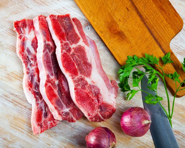 Etapa de cozimento de bifes de carne de bovino em fase de corte de carne crua — Fotografia de Stock