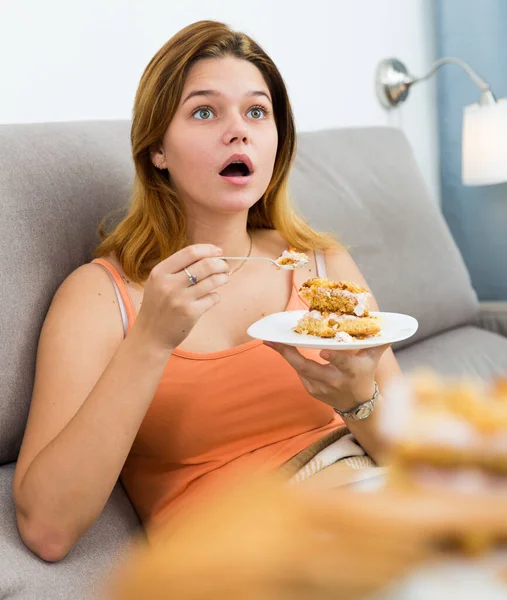 Neşeli kadın evde tatlı pasta yiyor. — Stok fotoğraf