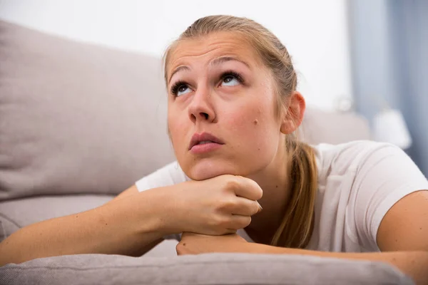 Meisje verveelt zich in eenzaam — Stockfoto