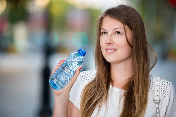 Frau löscht Durst mit Wasser — Stockfoto