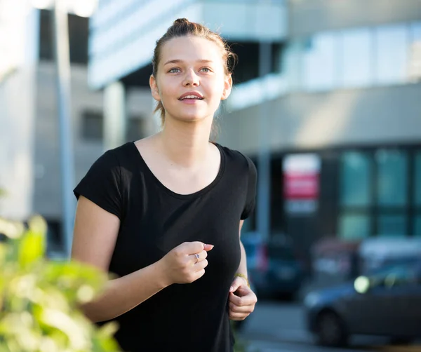 Menina jogging durante o treino ao ar livre — Fotografia de Stock