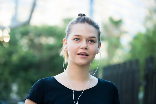 Portrait de fille courant avec de la musique — Photo