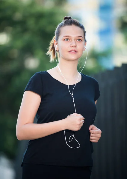 Chica disfrutando de la mañana correr al aire libre con música —  Fotos de Stock