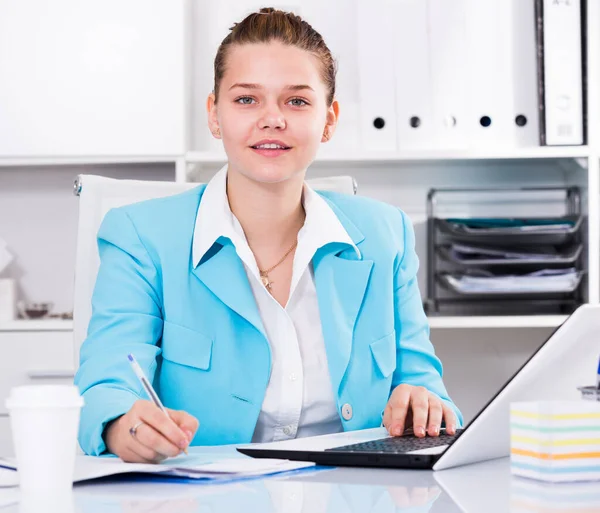 Feminino está trabalhando com documentos e laptop — Fotografia de Stock