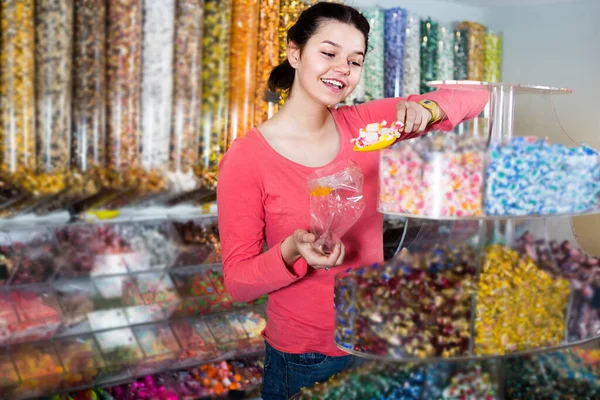 Щаслива дівчина збирає цукерки — стокове фото