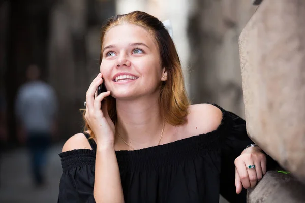 Porträtt av flicka tonåring talar i telefon — Stockfoto