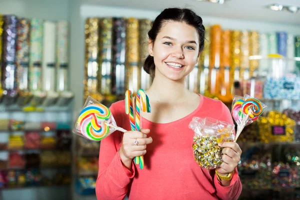 Fille acheter des bonbons à la boutique — Photo