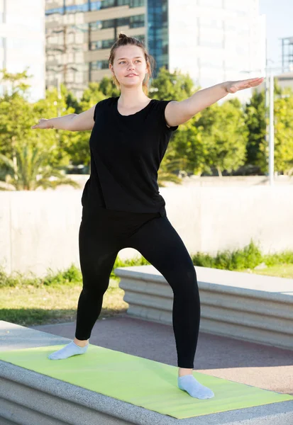 Mujer joven haciendo ejercicios al aire libre —  Fotos de Stock