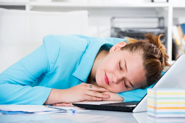 Gerente de escritório mulher está dormindo após dia produtivo no trabalho — Fotografia de Stock