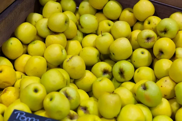 Vue rapprochée sur les pommes mûres sur le marché — Photo