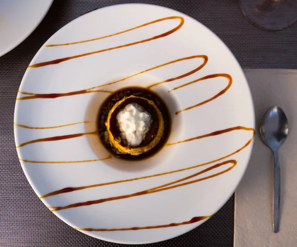 Солодкий десерт кремовий флан з кремом, який подають на тарілці, ніхто — стокове фото