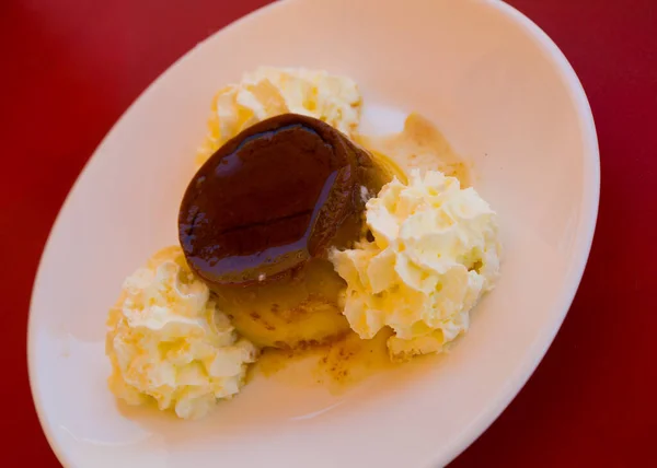 Flan de sobremesa saborosa com caramelo — Fotografia de Stock