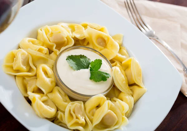 Ravioli met saus — Stockfoto