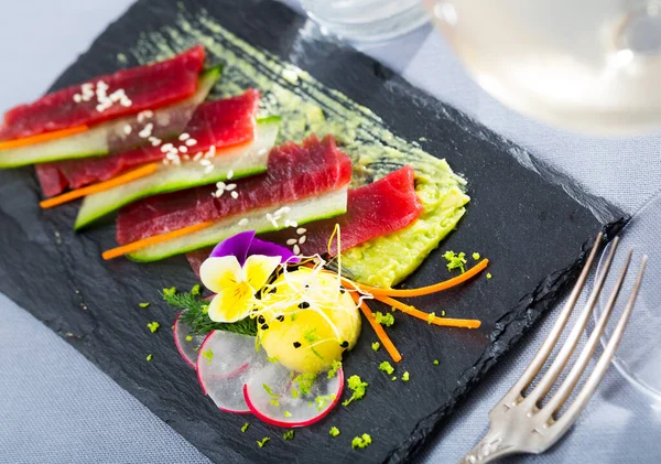 Sashimi de atún servido con mango — Foto de Stock