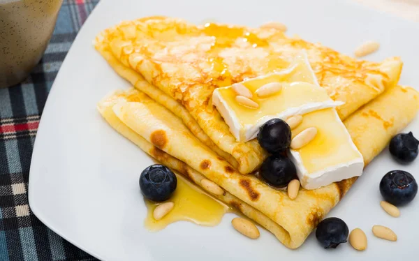 Crêpes met brie en honing — Stockfoto