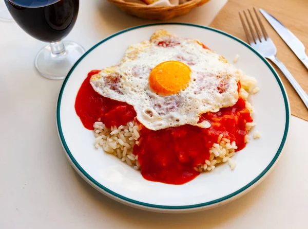 Arroz a la cubana, kızarmış yumurtalı pilav. — Stok fotoğraf