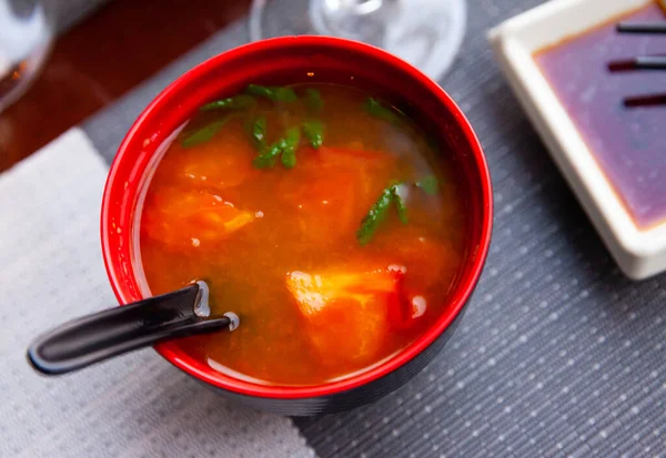 Sopa de tomate asiática picante en tazón rojo — Foto de Stock