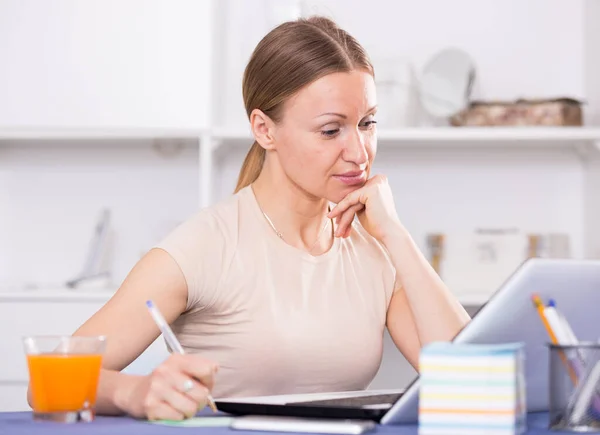 Frau arbeitet am Laptop — Stockfoto