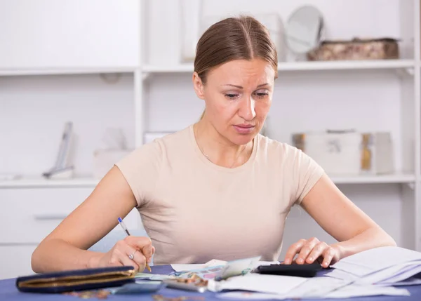 Mulher perturbada calculando finanças — Fotografia de Stock