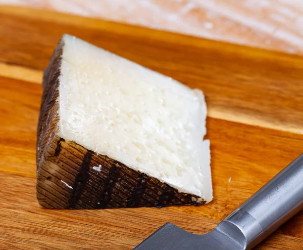 Овечий сыр с интенсивным вкусом, характерный овечий аромат, плотная текстура, цвет слоновой кости — стоковое фото
