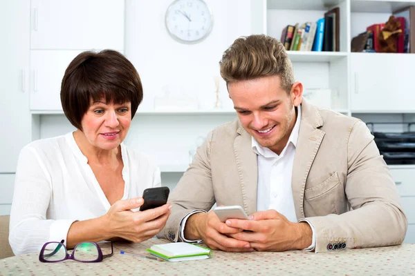 Madre e hijo con smartphones — Foto de Stock