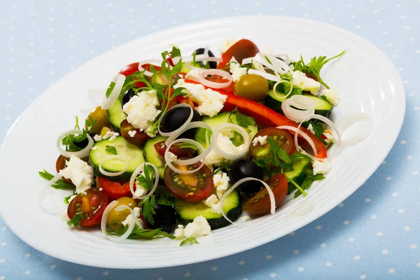 Shopska Salat ist ein schmackhaftes Gericht der bulgarischen Küche — Stockfoto