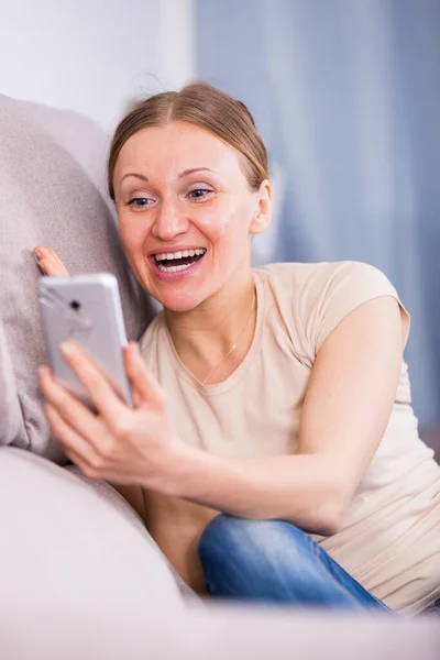 Mujer feliz usando smartphone — Foto de Stock