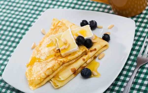 Crepes with brie and honey — Stock Photo, Image