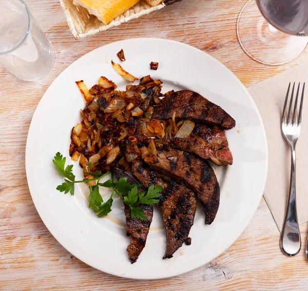 Fried pork liver with onion — Stock Photo, Image