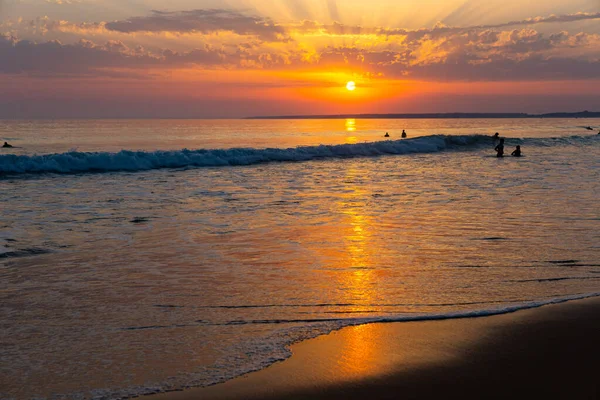 Ondas do oceano ensolaradas de verão e pôr do sol em tons coloridos — Fotografia de Stock